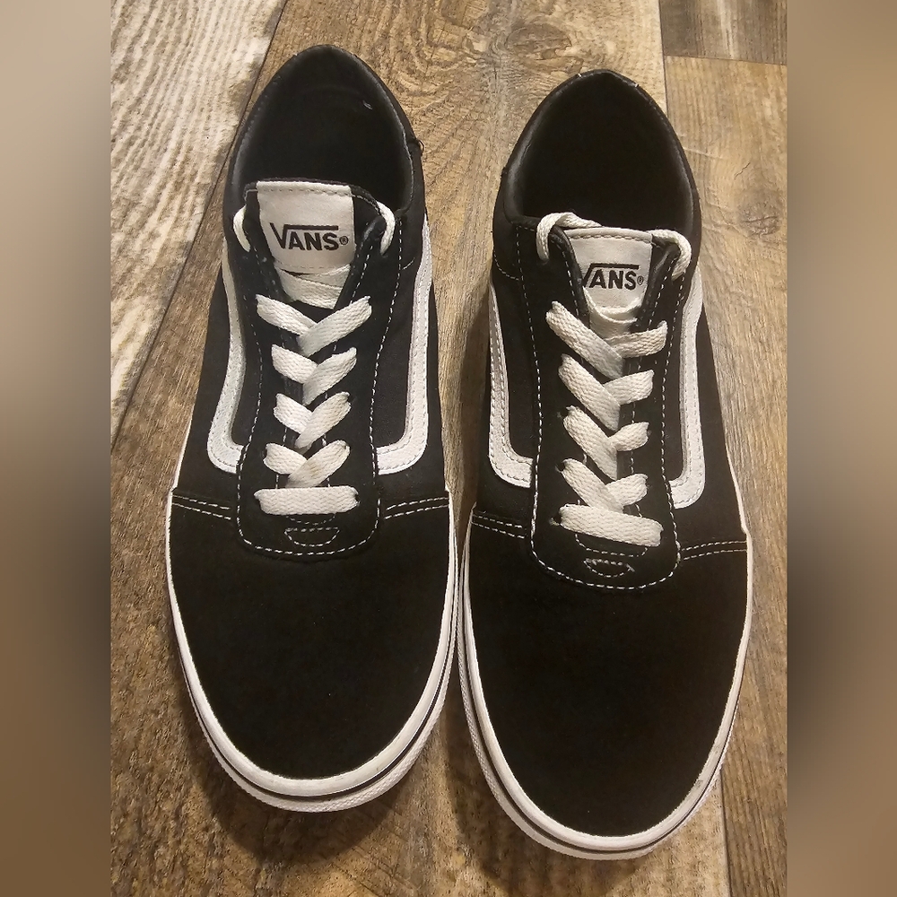 ****SOLD****Vans Youth Sz 6 Classic Black and White Sneakers Fit Like Womens 7.5